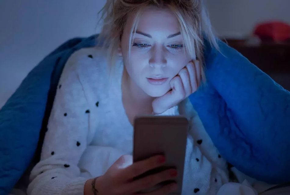 Ученые рассказали, когда и чем опасен свет от смартфонов